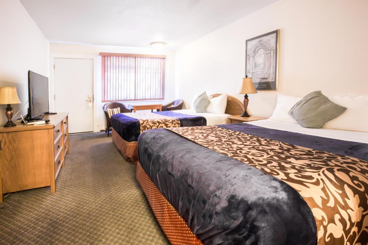 Grandview Motel แคมลูปส์ ภายนอก รูปภาพ